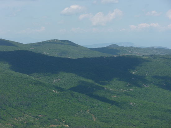 Vorbeiziehende Wolken werfen bizarre Schatten auf die Landschaft