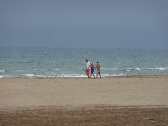 Ein letztes morgendliches Bad schon bei Gewitterstimmung am Mittelmeer, bevor es wieder heim ins Ländle geht