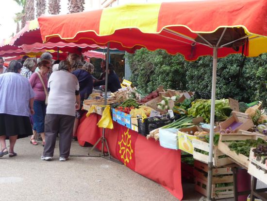 Dreimal wöchentlich ist Markttag in Gruissan - beste Voraussetzungen, um regionale, frische und leckere Zutaten für die Urlaubsküche zu erstehen.
