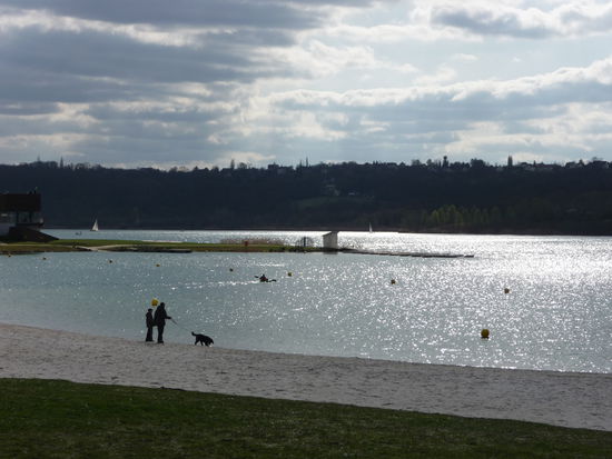 Zum Baden ist es zwar noch zu kühl, aber der Strand wäre schon mal da!