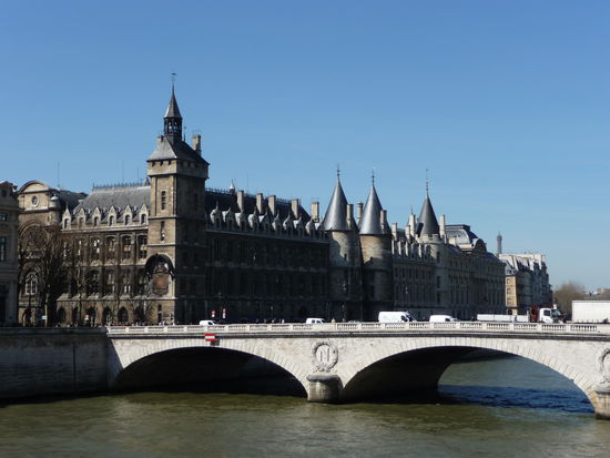 Ein erster Blick auf die Île de la Cité und die Conciergerie