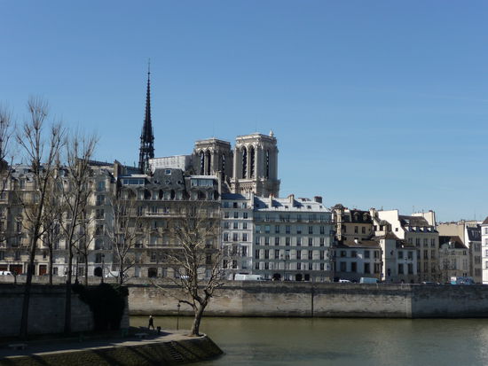 Eines der ersten Wahrzeichen von Paris: die Türme von Nôtre Dame erheben sich über das Häusermeer