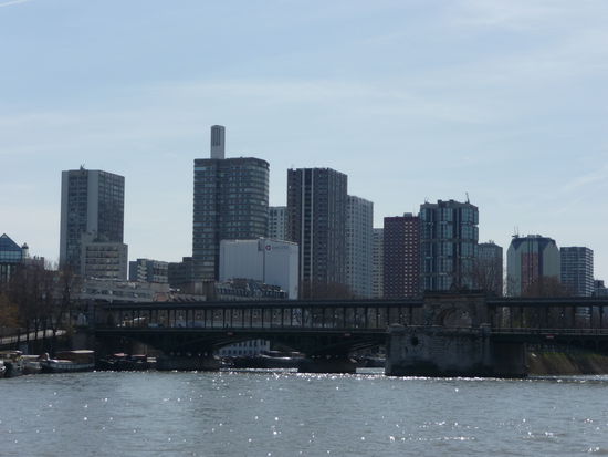 Und die Skyline des modernen Paris