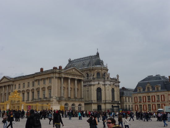 Menschenschlangen vor dem Einlass in Versailles