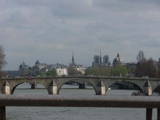 Toller Blick beim Überqueren der Passerelle über die Seine - und inzwischen scheint auch wieder die Sonne 
