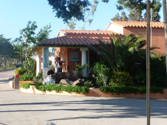 Der Eingang zum Campingplatz wirkt schon mal vielversprechend und der Empfang hier ist überaus freundlich &amp; hilfsbereit