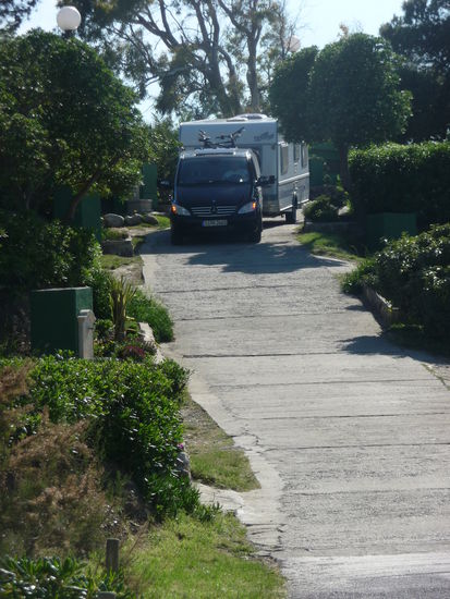 Zufahrt zu unserem Stellplatz - es geht bergab! Sieht hier gar nicht so steil aus - war aber doch ein ganz schönes Gefälle!