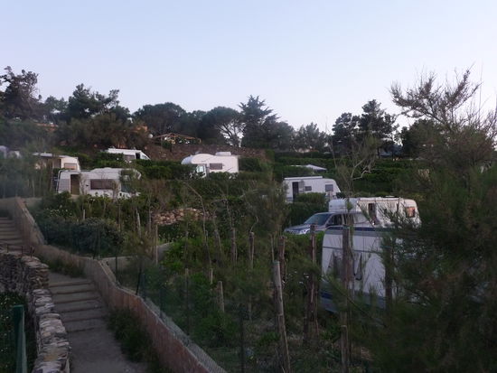 Die Stellplätze sind terrassenförmig angelegt