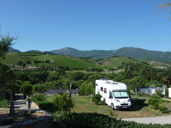 Die "Landseite" des Campingplatzes mit Blick auf die Pyrenäen-Ausläufer