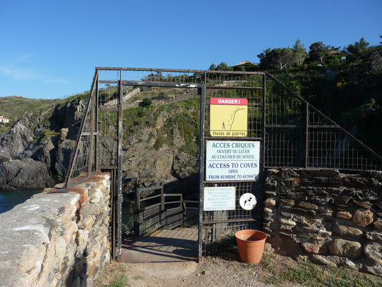 Einer der drei Treppenabgänge zu den Kiesbuchten - exklusiv für die Campingplatz-Gäste