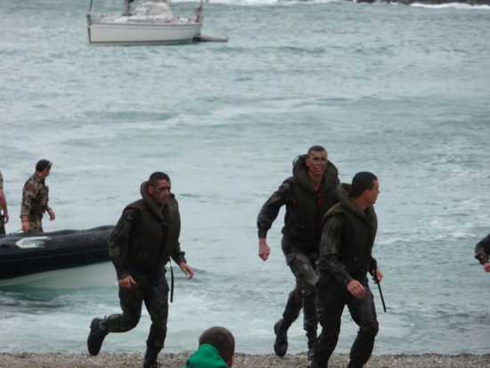 Und im Laufschritt in nassen Klamotten zum anderen Ende der Bucht!