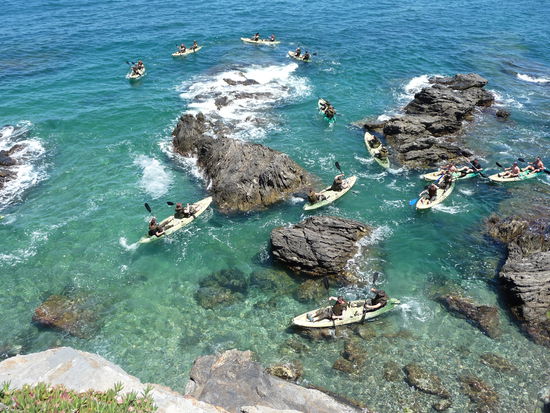 Am nächsten Tag ging's für die Jungs per Kajak durch die Felsen unterhalb des Campingplatzes. Ein toller Abenteuer-Spielplatz 