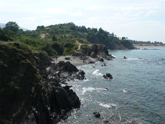 Auf der einen Seite die felsige Küste.....