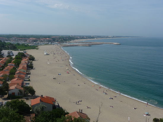 ... auf der anderen Seite die langen Sandstrände des Roussillon. Schön, aber steril und fast ein wenig monoton.