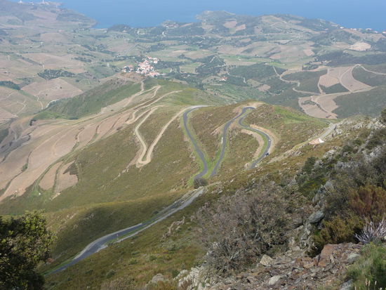 Die "Route des Crêtes" führt in halsbrecherischen Kurven hinauf