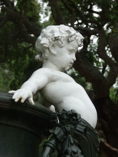 Verspielte Putten und Engel im Park Valmy