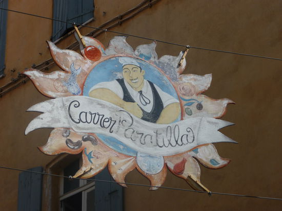 Hier geht's kulinarisch zu - die Marktgasse in Perpignan