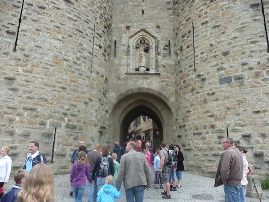 Mit dem Besucherstrom geht's hinein in die Cité