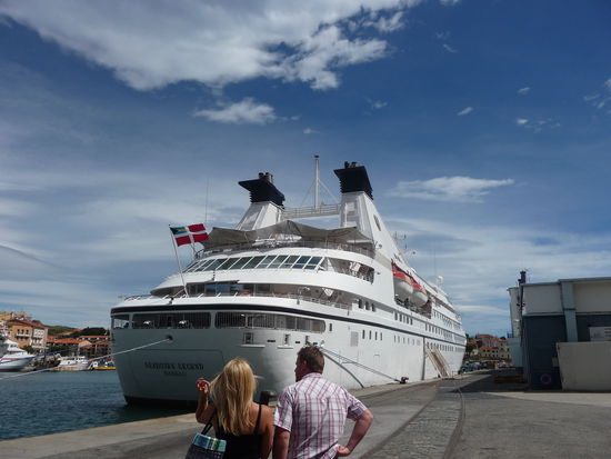 Eine schicke Kreuzfahrt-Yacht lag in Port Vendres vor Anker