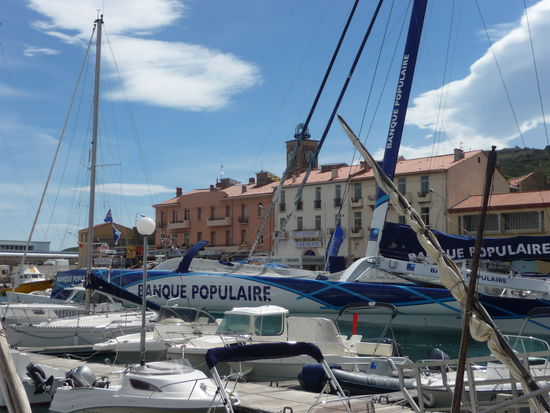 Die typischen Wolken am stahlblauen Himmel, wenn der Tramontane über die Berge fegt