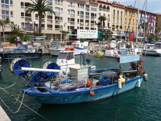 Und endlich auch die heiß ersehnten Fischerboote - irgendwo muss es jetzt Fisch zu kaufen geben....