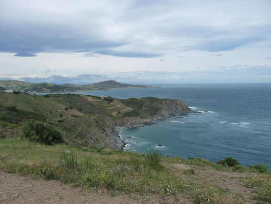 Hier sieht's noch recht windstill aus - aber der Tramonane fegte über die Klippen