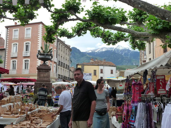 Herrliche Spezialitäten, hübsche Souvenirs und praktische Dinge gab es hier zu kaufen - mit dem Pic de Canigou im Hintergrund