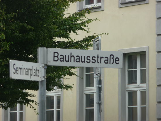 Die Schilder weisen den Weg