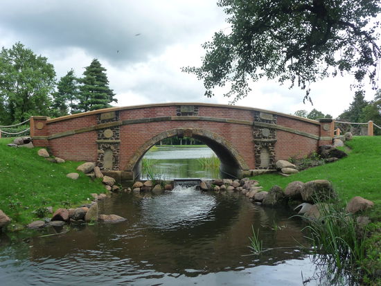Schmucke Brücken führen über kleine Kanäle