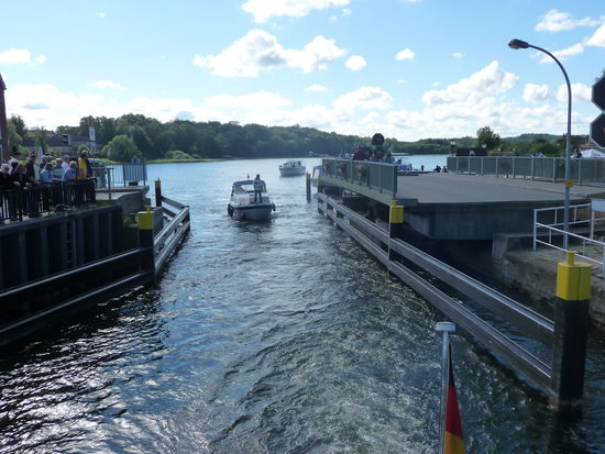 Los ging die Kreuzfahrt am Malchow an der dortigen Drehbrücke