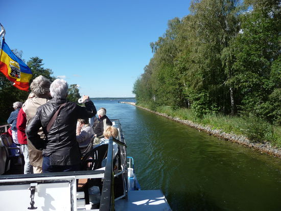 Bei der Fahrt durch den Kanal von einem See zum nächsten