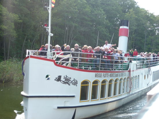 Lautstark hupende begegnete uns dieses Dampfschiff der Weissen Flotte