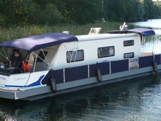 Und auch solch seltsamen Gefährte waren zu sehen. Für uns als Camper natürlich ein Hingucker. Vielleicht sieht so mal unser nächster Urlaub an der Seenplatte aus 