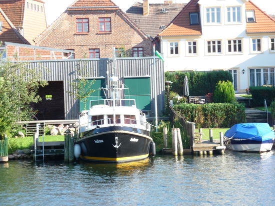 Eine Häuserzeile in Malchow von der Wasserseite her gesehen. Jedes Häuschen hat einen eigenen Bootsanleger - so könnte mir das gefallen 