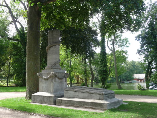 Und die Ruhestätte des letzten regierenden Großherzogs, der nach einer verschmähten Liebe den Freitod suchte