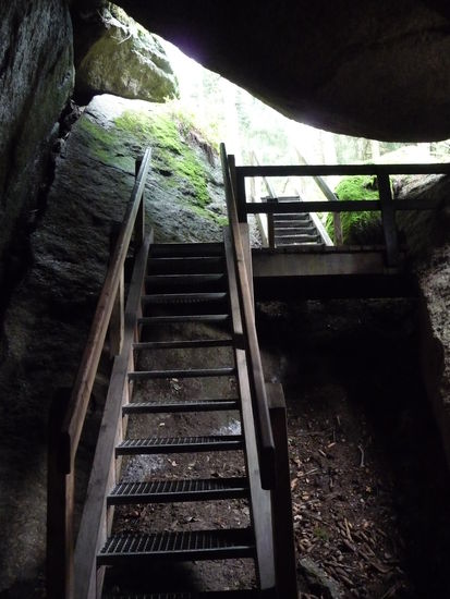 Enge, steile Treppen und Leitern