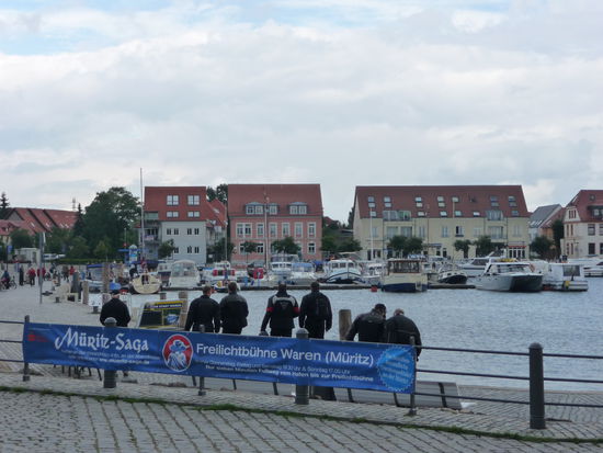 Die Hafenpromenade in Waren