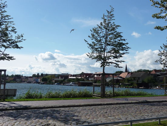 Die Inselstadt vom Damm aus betrachtet, der von der Landseite zur Altstadt führt