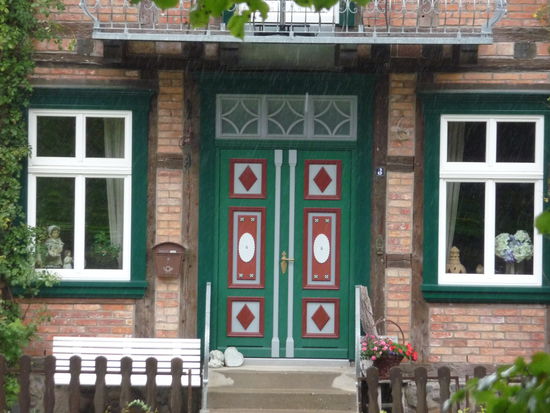 Hübsche Türen in Plau am See - sie erinnerten uns an die noch weitaus aufwänder gestalteten Türen auf dem Darß in Prerow an der Ostsee