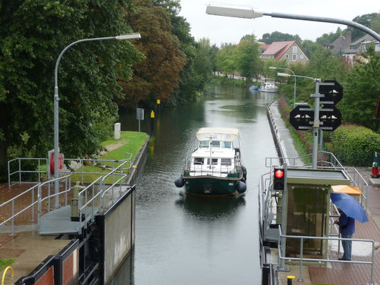 Ein Hausboot fährt in die Schleuse an der Müritz-Elde-Wasserstraße ein