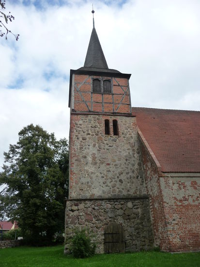 Eine der typischen Backstein-Kirchen dieser Region