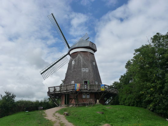 Die Windmühle lockte uns mit einer wunderschönen Foto-Ausstellung