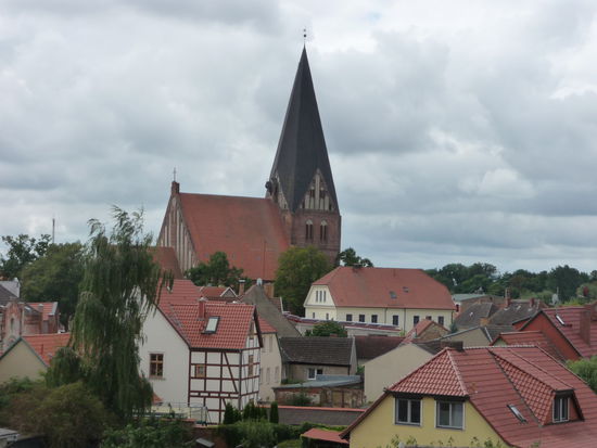 Eine der  beiden mächtigen Backsteinkirchen in Röbel