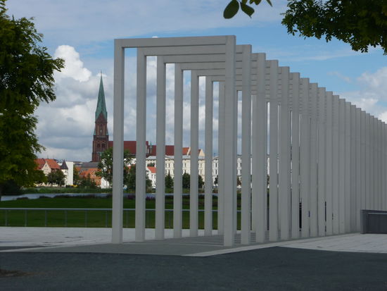 Relikte der Bundesgartenschau 2009 mit Blick auf den Schweriner Dom