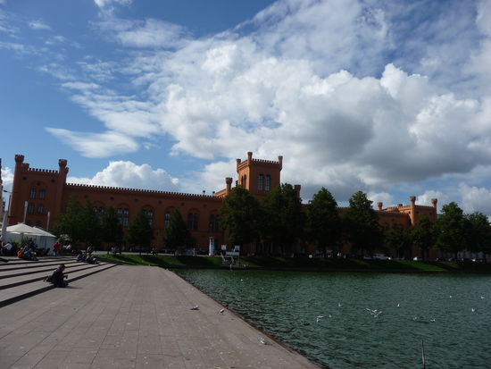 Der Architektur im Tudorstil begegneten wir in Schwerin häufiger