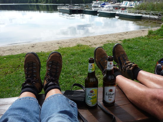 Müde Wanderer bei der Rast