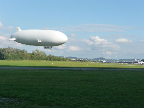 Das Luftschiff im Lande-Anflug ganz hautnah