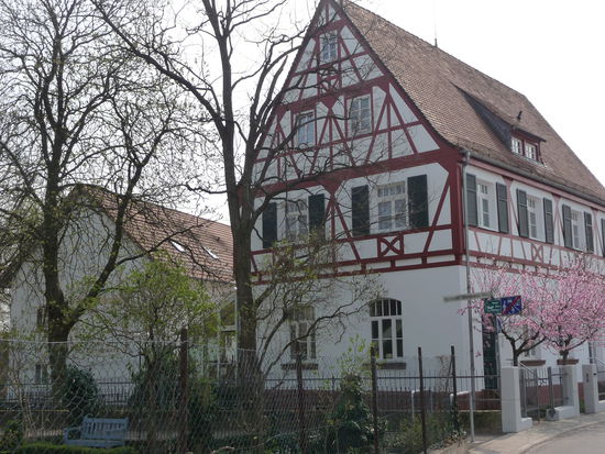 Idyllische Fachwerk-Dörfer entlang der Weinstraße gibt's zuhauf