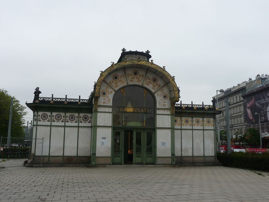 Ausgangspunkt unserer Stadt-Erkundung: Die U-Bahn-Station "Karlsplatz", wo wir schon einen ersten Eindruck von der wunderschönen Jugenstil-Architektur bekamen