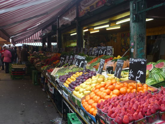 Auf dem Wiener Naschmarkt kommen alle Naschkatzen voll auf ihre Kosten.